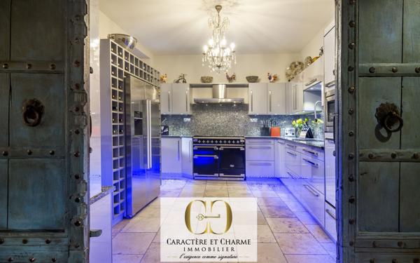 Sarlat-la-Canéda (24200) Sarlat. Propriété en pierre 340 m2 habitables - Cour intérieure - Ascenseur - Prestations haut de gamme.