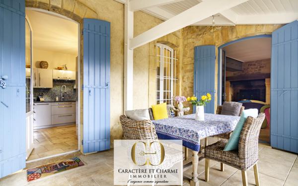 Sarlat-la-Canéda (24200) Sarlat. Propriété en pierre 340 m2 habitables - Cour intérieure - Ascenseur - Prestations haut de gamme.