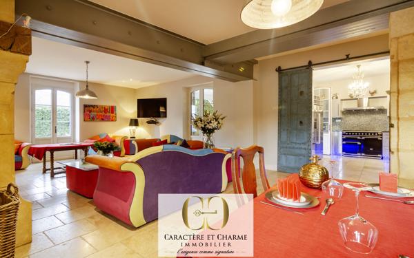 Sarlat-la-Canéda (24200) Sarlat. Propriété en pierre 340 m2 habitables - Cour intérieure - Ascenseur - Prestations haut de gamme.