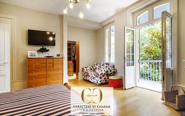 Sarlat-la-Canéda (24200) Sarlat. Propriété en pierre 340 m2 habitables - Cour intérieure - Ascenseur - Prestations haut de gamme.