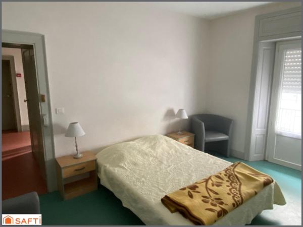 Immeuble de rapport  11 appartements meublés + locaux commerciaux et garage , bon rapport locatif