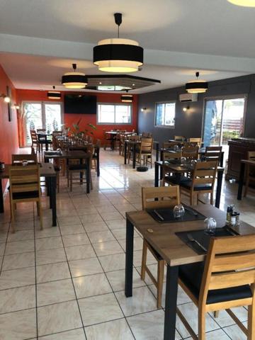 Restaurant avec terrasse extérieure et parking