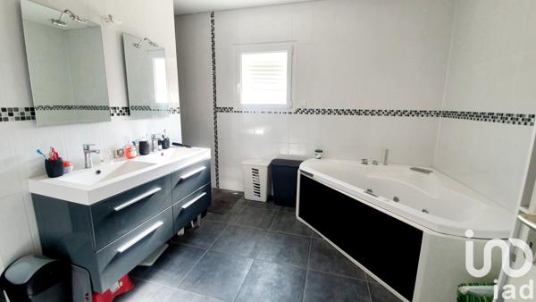 Maison 7 pièces de 170 m² à Ouzilly (86380)