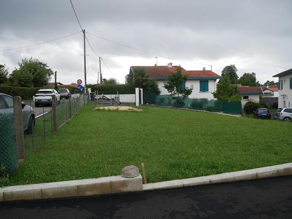 A vendre - Arcangues - Terrain constructible de 689 m2 - Viabilisé et borné .