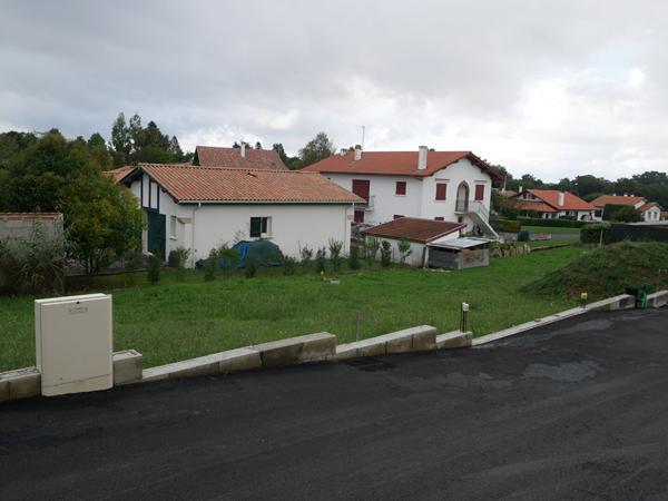 A vendre - Arcangues - Terrain constructible de 689 m2 - Viabilisé et borné .