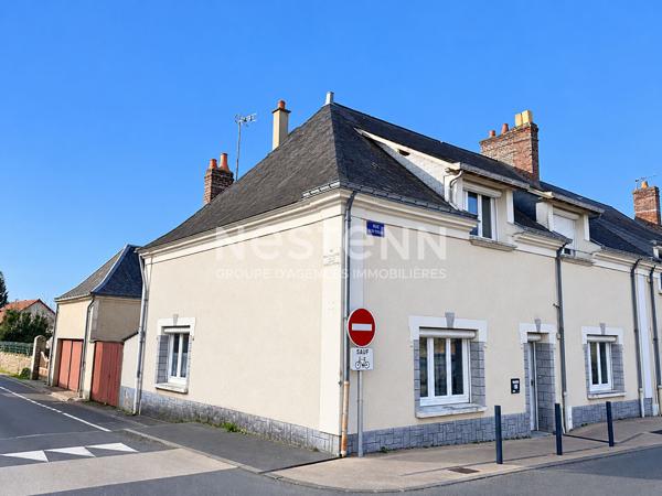 Vente charmante maison de village de 95.53 m² à rénover comprenant 2 logements, avec cour et garage centre ville de Mayet (72360)