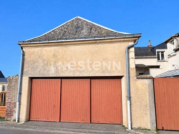 Vente charmante maison de village de 95.53 m² à rénover comprenant 2 logements, avec cour et garage centre ville de Mayet (72360)