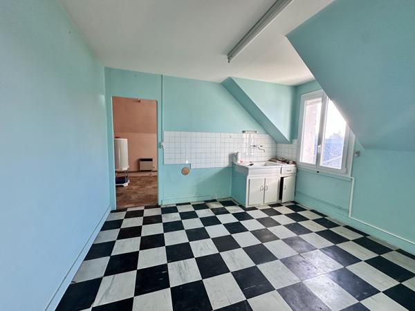 Vente charmante maison de village de 95.53 m² à rénover comprenant 2 logements, avec cour et garage centre ville de Mayet (72360)