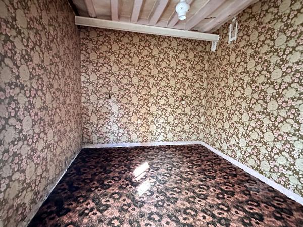 Vente charmante maison de village de 95.53 m² à rénover comprenant 2 logements, avec cour et garage centre ville de Mayet (72360)