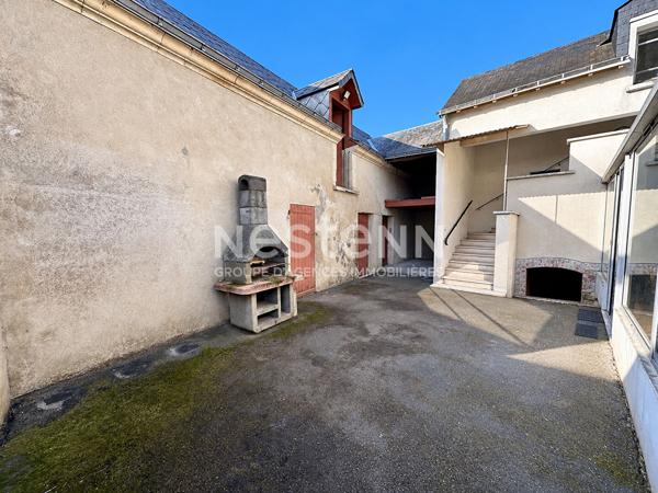 Vente charmante maison de village de 95.53 m² à rénover comprenant 2 logements, avec cour et garage centre ville de Mayet (72360)