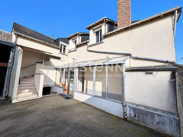 Vente charmante maison de village de 95.53 m² à rénover comprenant 2 logements, avec cour et garage centre ville de Mayet (72360)