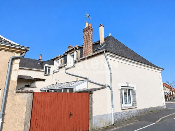 Vente charmante maison de village de 95.53 m² à rénover comprenant 2 logements, avec cour et garage centre ville de Mayet (72360)
