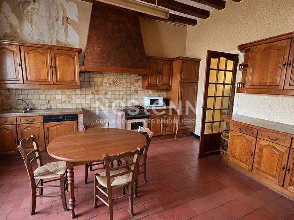 Vente charmante maison de village de 95.53 m² à rénover comprenant 2 logements, avec cour et garage centre ville de Mayet (72360)