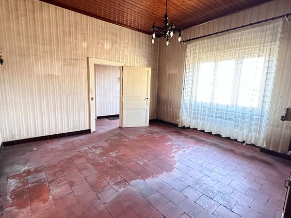 Vente charmante maison de village de 95.53 m² à rénover comprenant 2 logements, avec cour et garage centre ville de Mayet (72360)