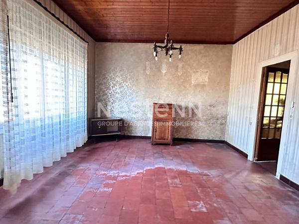 Vente charmante maison de village de 95.53 m² à rénover comprenant 2 logements, avec cour et garage centre ville de Mayet (72360)