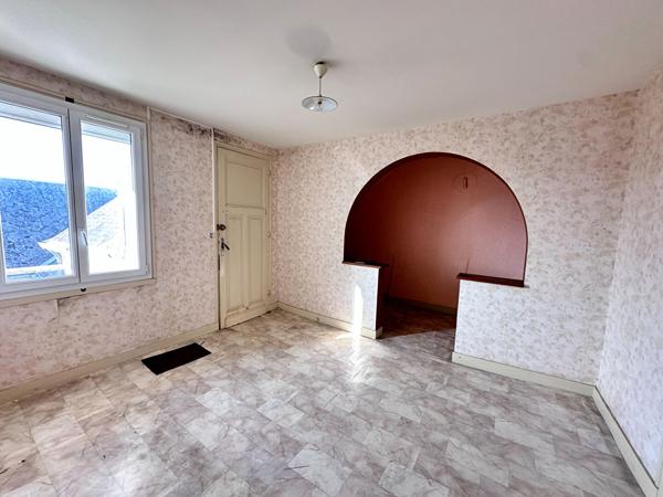 Vente charmante maison de village de 95.53 m² à rénover comprenant 2 logements, avec cour et garage centre ville de Mayet (72360)