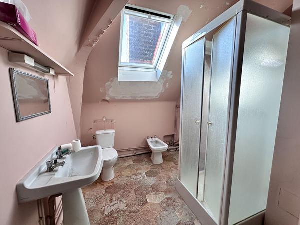 Vente charmante maison de village de 95.53 m² à rénover comprenant 2 logements, avec cour et garage centre ville de Mayet (72360)