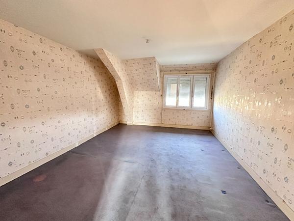 Vente charmante maison de village de 95.53 m² à rénover comprenant 2 logements, avec cour et garage centre ville de Mayet (72360)