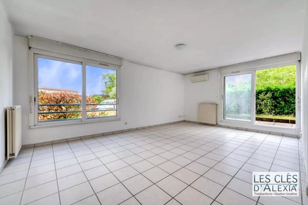 BRON – T3 EN REZ-DE-JARDIN – TERRASSE, JARDIN, CAVE ET STATIONNEMENT