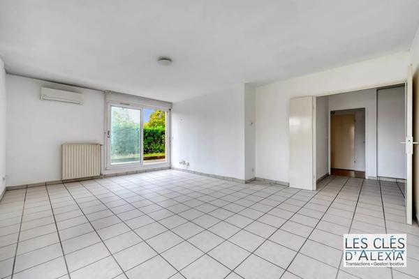 BRON – T3 EN REZ-DE-JARDIN – TERRASSE, JARDIN, CAVE ET STATIONNEMENT