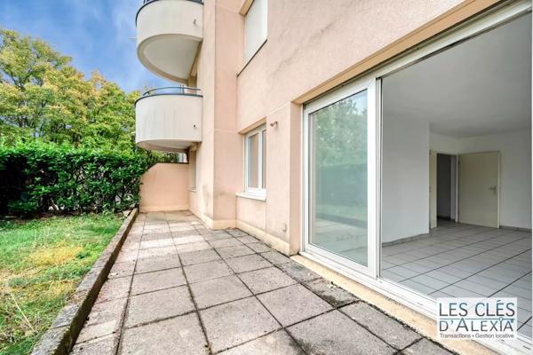 BRON – T3 EN REZ-DE-JARDIN – TERRASSE, JARDIN, CAVE ET STATIONNEMENT