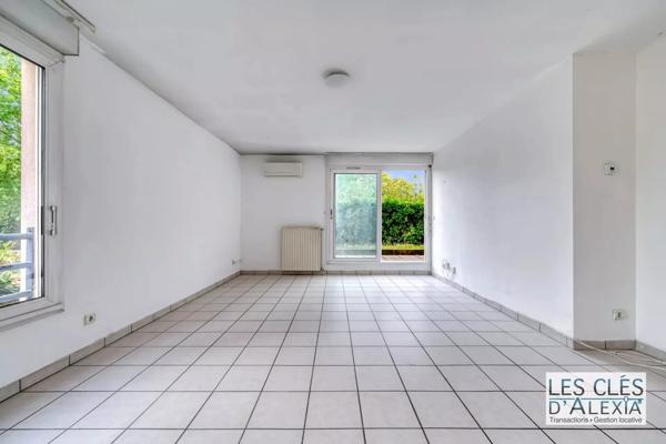 BRON – T3 EN REZ-DE-JARDIN – TERRASSE, JARDIN, CAVE ET STATIONNEMENT