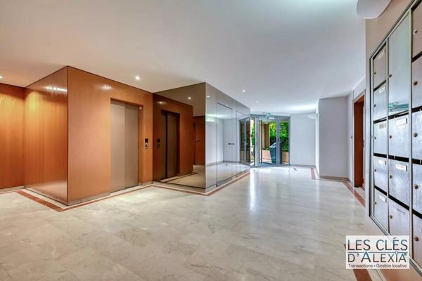 BRON – T3 EN REZ-DE-JARDIN – TERRASSE, JARDIN, CAVE ET STATIONNEMENT