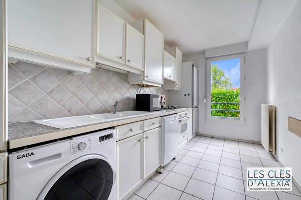 BRON – T3 EN REZ-DE-JARDIN – TERRASSE, JARDIN, CAVE ET STATIONNEMENT