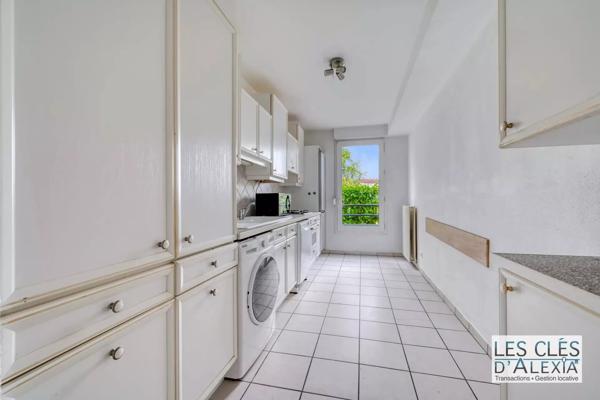 BRON – T3 EN REZ-DE-JARDIN – TERRASSE, JARDIN, CAVE ET STATIONNEMENT