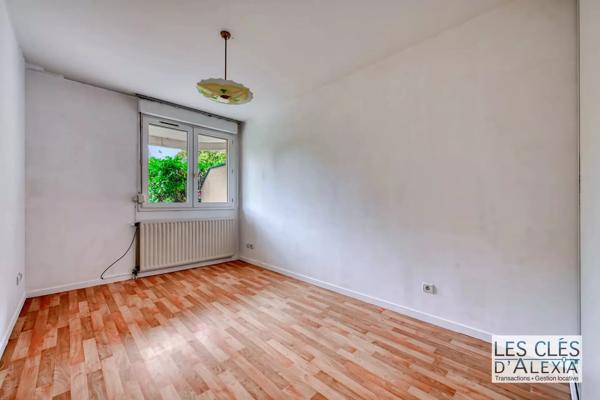 BRON – T3 EN REZ-DE-JARDIN – TERRASSE, JARDIN, CAVE ET STATIONNEMENT
