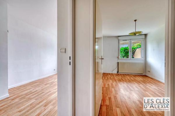 BRON – T3 EN REZ-DE-JARDIN – TERRASSE, JARDIN, CAVE ET STATIONNEMENT