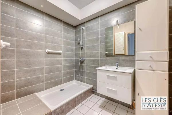 BRON – T3 EN REZ-DE-JARDIN – TERRASSE, JARDIN, CAVE ET STATIONNEMENT