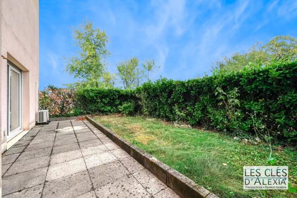 BRON – T3 EN REZ-DE-JARDIN – TERRASSE, JARDIN, CAVE ET STATIONNEMENT
