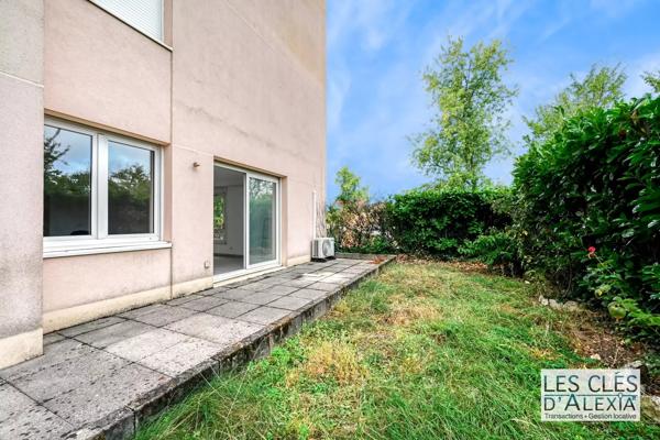 BRON – T3 EN REZ-DE-JARDIN – TERRASSE, JARDIN, CAVE ET STATIONNEMENT