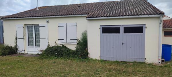 En vente à Saint-Michel-Chef-Chef : maison 2 pièces avec garage et jardin