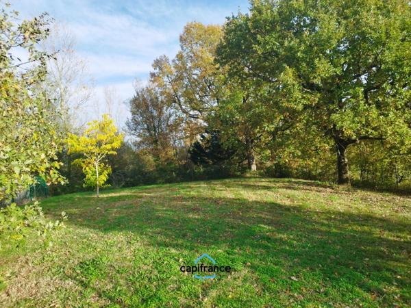 A vendre à Giroussens (81500), 5 min du centre, terrain arboré de 2800 m²