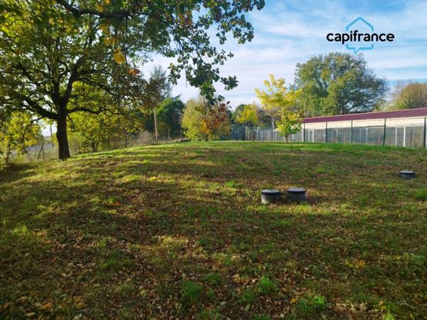 A vendre à Giroussens (81500), 5 min du centre, terrain arboré de 2800 m²
