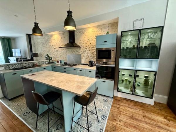 CHALAIS - TRES BELLE MAISON DE VILLE 175 m2