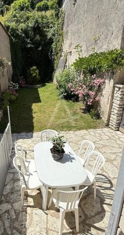 CHALAIS - TRES BELLE MAISON DE VILLE 175 m2