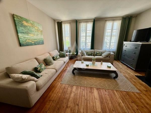 CHALAIS - TRES BELLE MAISON DE VILLE 175 m2