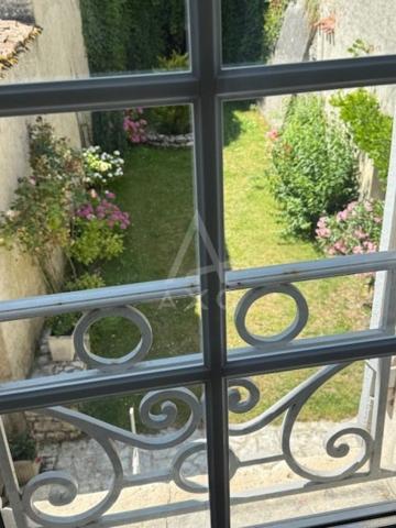 CHALAIS - TRES BELLE MAISON DE VILLE 175 m2