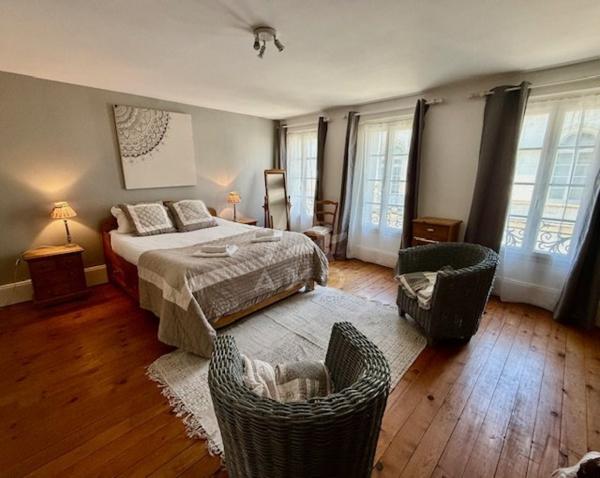 CHALAIS - TRES BELLE MAISON DE VILLE 175 m2