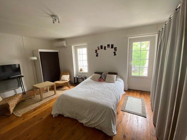 CHALAIS - TRES BELLE MAISON DE VILLE 175 m2