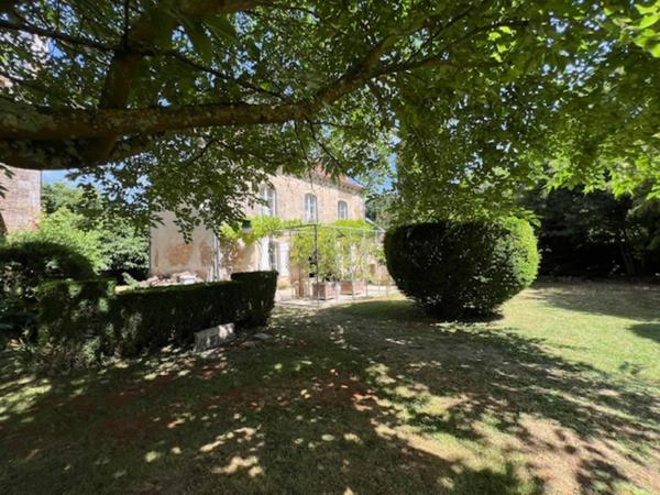 ANCIEN PRESBYTERE SUR 2 HECTARES DE TERRAIN