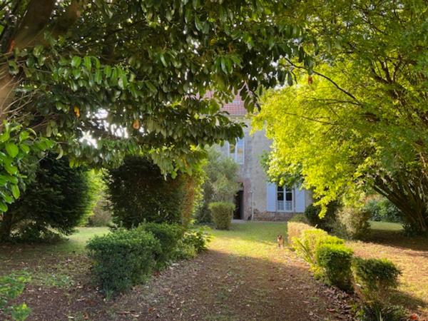 ANCIEN PRESBYTERE SUR 2 HECTARES DE TERRAIN