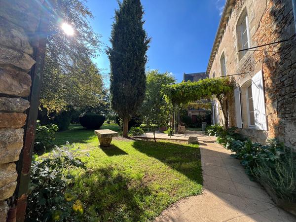 ANCIEN PRESBYTERE SUR 2 HECTARES DE TERRAIN