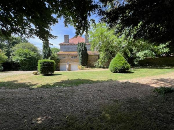 ANCIEN PRESBYTERE SUR 2 HECTARES DE TERRAIN
