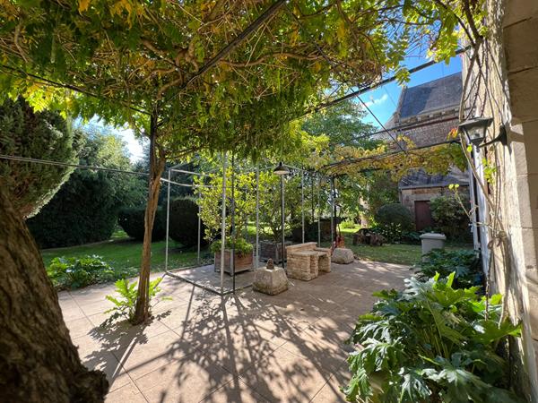 ANCIEN PRESBYTERE SUR 2 HECTARES DE TERRAIN