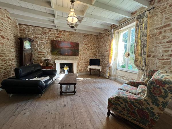 ANCIEN PRESBYTERE SUR 2 HECTARES DE TERRAIN