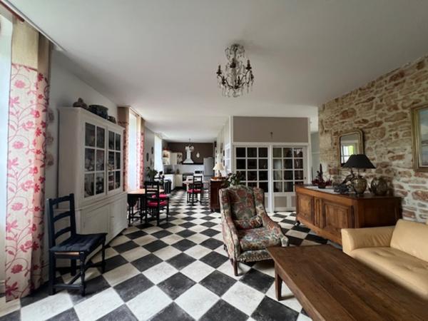 ANCIEN PRESBYTERE SUR 2 HECTARES DE TERRAIN